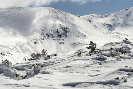 寒风凛冽的天空日拉山寒风凛冽.照片