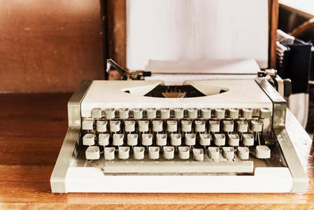 古董打字机木制桌子上的旧打字机，复古过滤器