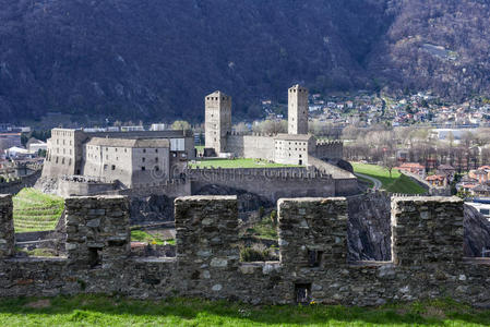 卡斯特兰德城堡在贝林佐纳在瑞士阿尔卑斯山