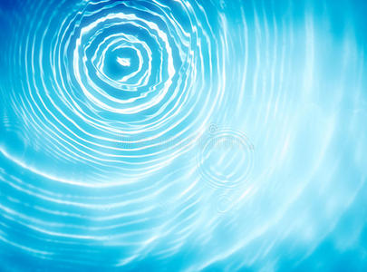 圆水波纹波面太阳在地平线上水面波纹带面的闪光点