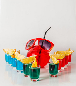 玻璃杯石榴素材异国情调的饮料在一个球形玻璃,11个饮料在一个玻璃杯