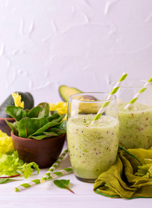 绿色冰沙与鳄梨，菠菜和芹菜。 健康的食物