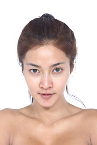 化妆前的亚洲女人。 没有润肤，新鲜的脸上有痤疮