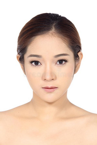 化妆后的亚洲女人。 没有润肤，新鲜的脸上有痤疮