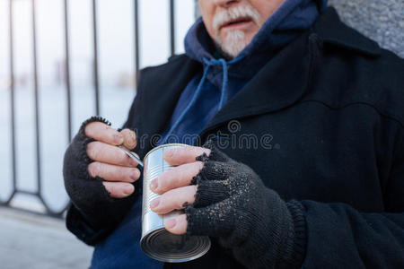 把拿着罐头食品的男性手关起来