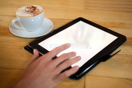 手使用数字平板与空白屏幕咖啡杯