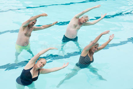 积极的老年人在游泳池锻炼