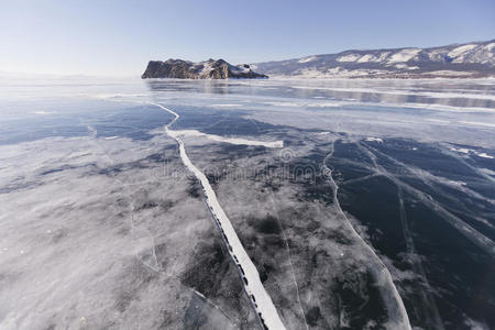 冰上的裂缝。 贝加尔湖，奥尔特克岛。 冬季景观