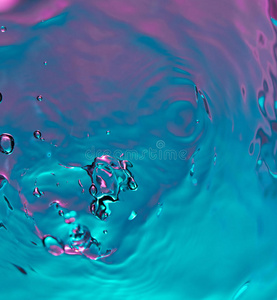 抽象的彩色光滑的水背景