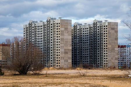 在空置地段建造新的多层房屋