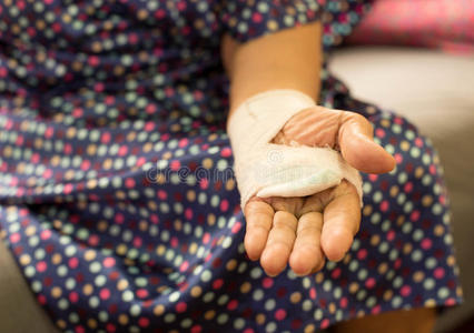 伤害 老年人 损伤 手指 绷带 健康 医生 医学 抽筋 残疾人