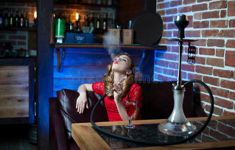 女人酒吧喝酒抽烟图片图片