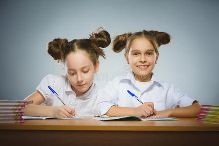 书桌 女孩 学校 学生 学院 教育 漂亮的 书架 学习 黑发