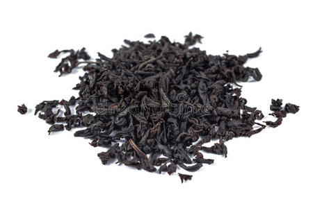 干燥的红茶叶片分离在白色背景上