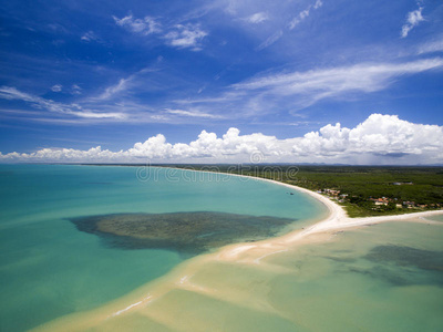 绿色海岸在巴西巴伊亚的科朗堡,阳光明媚的一天,在巴西海滩海岸鸟瞰