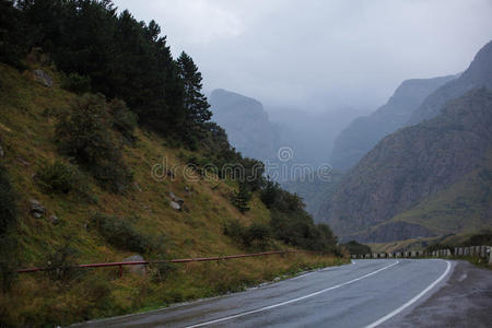 电影般的道路景观。山路