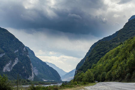 电影般的道路景观。山路