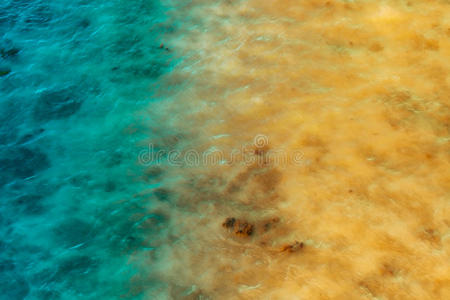 水上蔚蓝和黄色反射的抽象背景