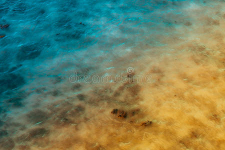 水上蔚蓝和黄色反射的抽象背景