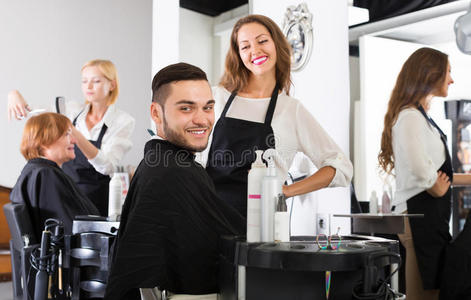 敷料 衣服 顾客 梳毛 美学 理发店 梳理 男人 客户 理发师