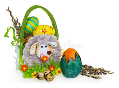 篮子里有复活节鸡蛋和柳絮。 用毛毡做的复活节篮子。