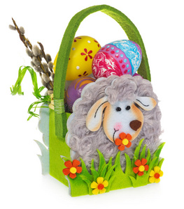 篮子里有复活节鸡蛋和柳絮。 用毛毡做的复活节篮子。