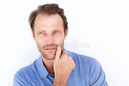 特写帅哥用手托着下巴思考照片