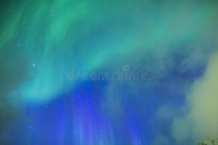 令人惊奇的风景如画的独特的诺亨灯光北极光在洛芬