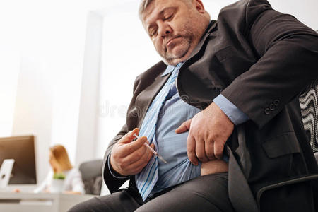 营养不良和久坐的生活方式的概念