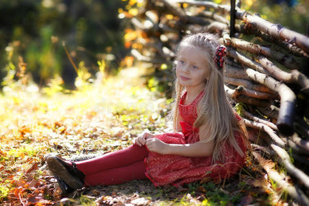 美丽的小女孩在阳光明媚的日子里享受大自然。 可爱的孩子在森林里玩耍和远足