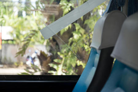 事故破裂的公共汽车窗户玻璃