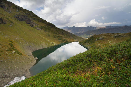 美女 旅游业 风景 阿布哈兹 天空 岩石 场景 国家的 反射