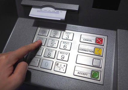 自动取款机按钮特写和纸张交易。