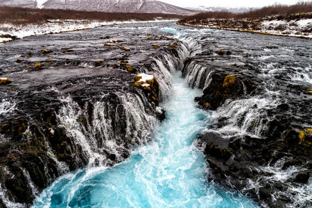 鸟瞰美丽的布拉福斯瀑布与绿松石水，冰岛南部