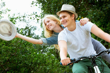 娱乐 成人 人类 幸福 夫妇 行动 自行车 男人 自然 乐趣