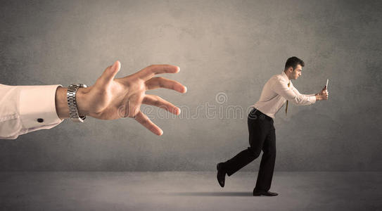 卡通人逃跑卡通漫画在蓝色西服逃跑的人有魅力的女人准备逃跑人逃跑的