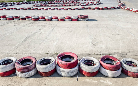 有漆白轮胎分界线的卡丁车赛道照片