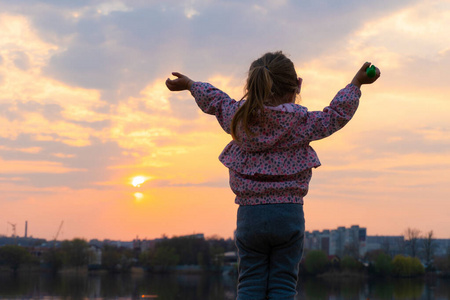 小女孩背影图片
