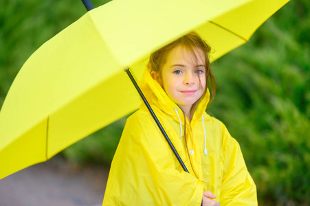 有趣的 小孩 可爱的 水坑 雨滴 乐趣 童年 夏天 季节