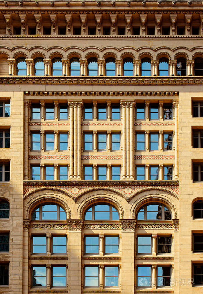 波士顿一座哥特式建筑的正面