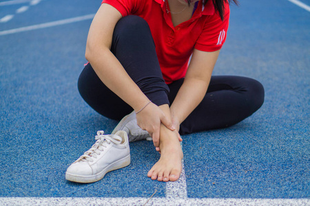 女子腿受伤图片