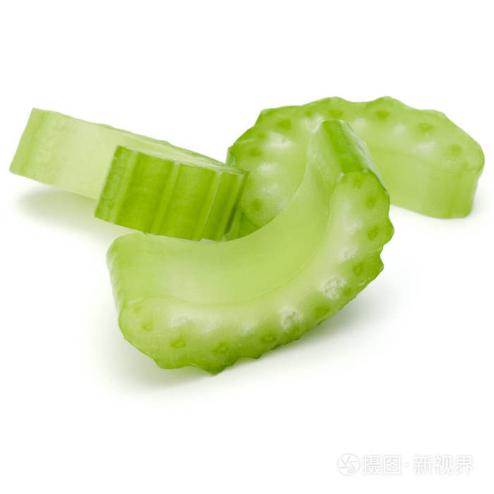 切碎的芹菜茎片从白色背景中分离出来