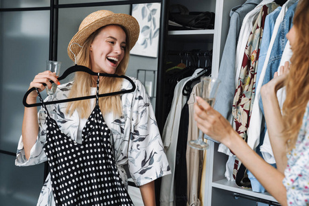 美丽的女人挑选衣服图片