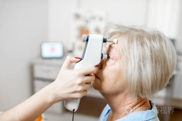 给一位老年妇女测量眼压