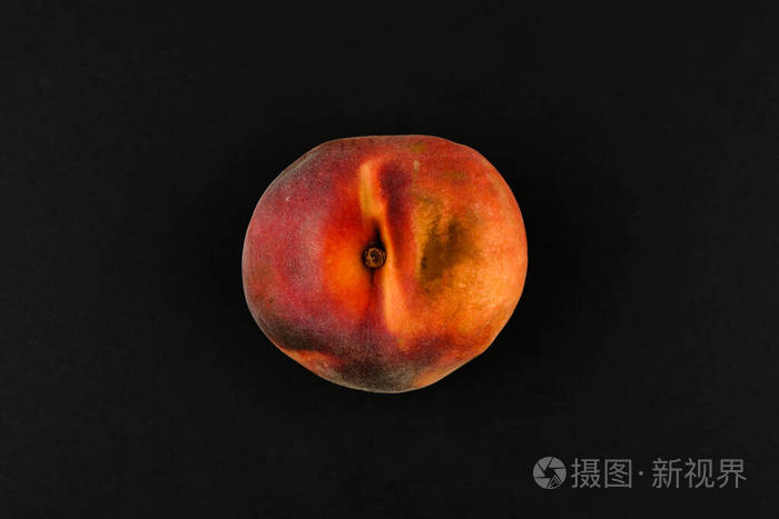 新鲜多汁的桃子在黑色的背景上.从上面看.一个写作的地方.孤立地.