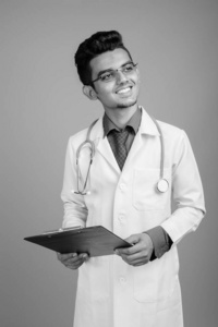 戴眼镜的印度男医生肖像