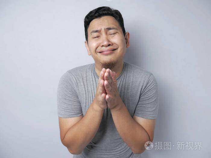 年轻人后悔道歉的手势