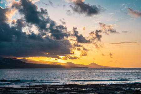大加那利亚海岸的日落和一些云彩