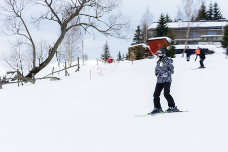 孩子们在位于喀尔巴阡山脉的乌克兰村庄滑雪。