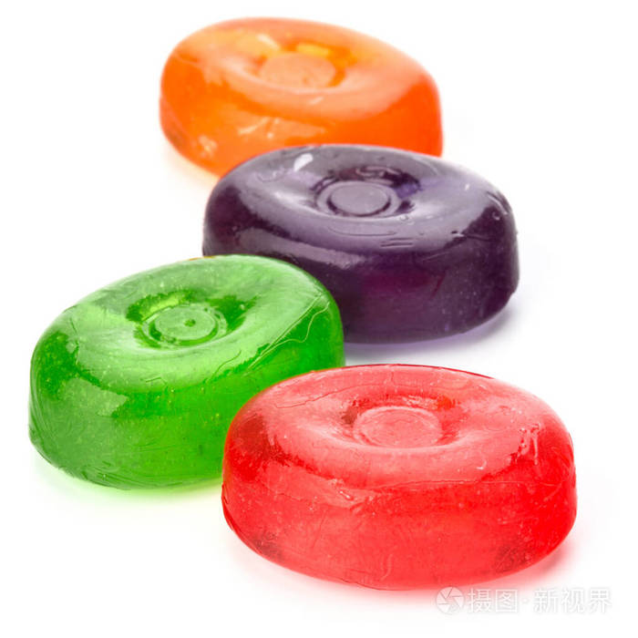 四种五颜六色的水果硬糖糖糖水煮甜食或糖